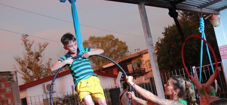 El festival Circo del Sur continúa esta tarde en el Mercado del Munilla con juegos, música y regalos