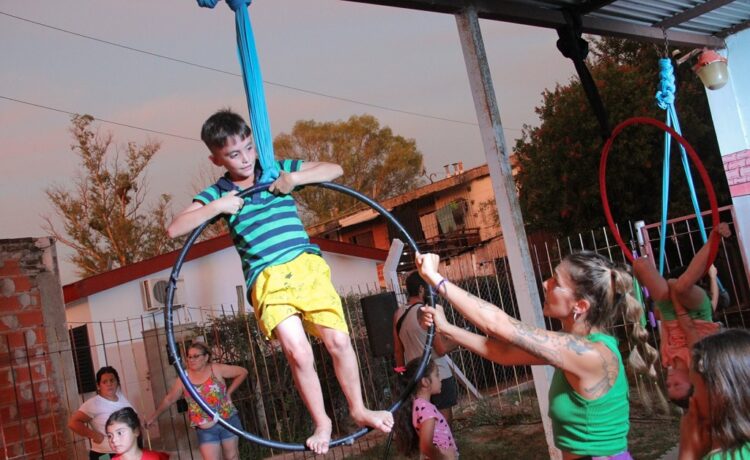 El festival Circo del Sur continúa esta tarde en el Mercado del Munilla con juegos, música y regalos
