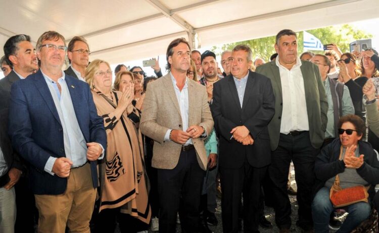 Lacalle se mete solapadamente en la campaña: apuntó contra los gobiernos del FA, Ancap y Pluna