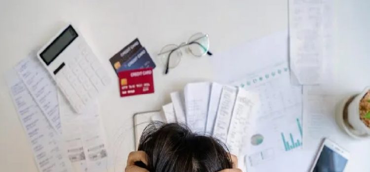 Uno de cada cuatro adultos en Uruguay tiene problemas para pagar sus deudas