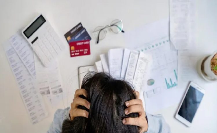 Uno de cada cuatro adultos en Uruguay tiene problemas para pagar sus deudas