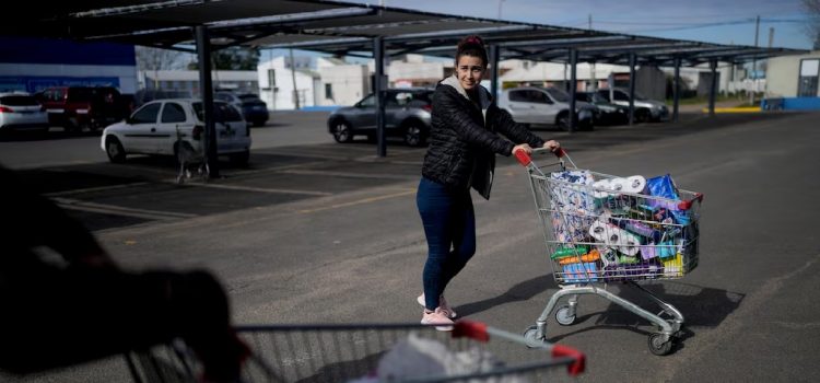 “Van por nafta pero te clavan un surtido”: advierten al gobierno uruguayo por tours de compras en Argentina