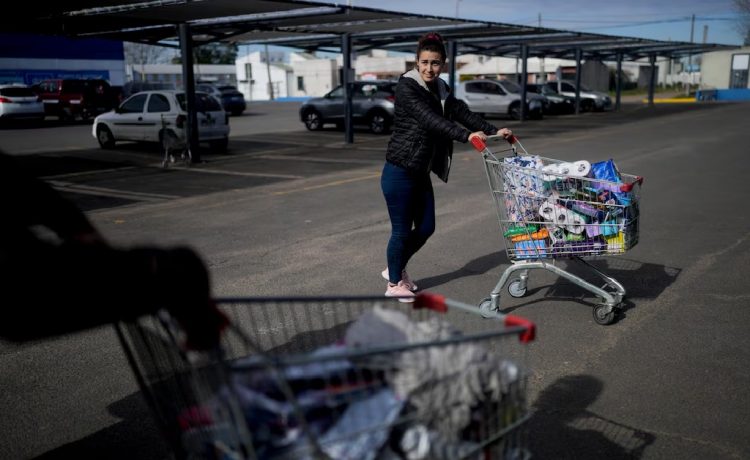 “Van por nafta pero te clavan un surtido”: advierten al gobierno uruguayo por tours de compras en Argentina