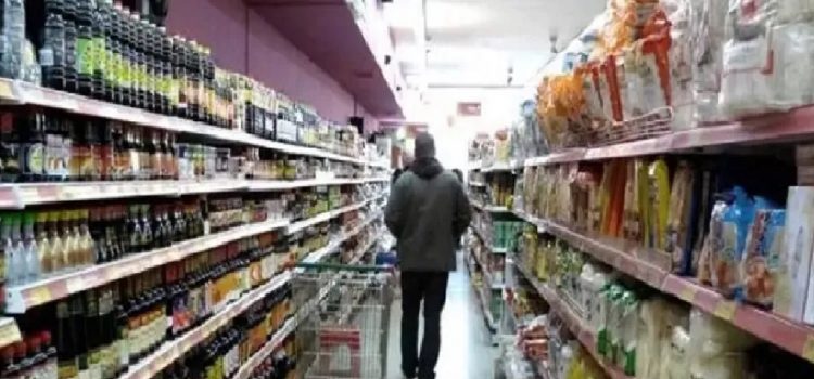 Las compras minoristas en supermercados se mantienen estancadas y tensionan el escenario electoral de Milei