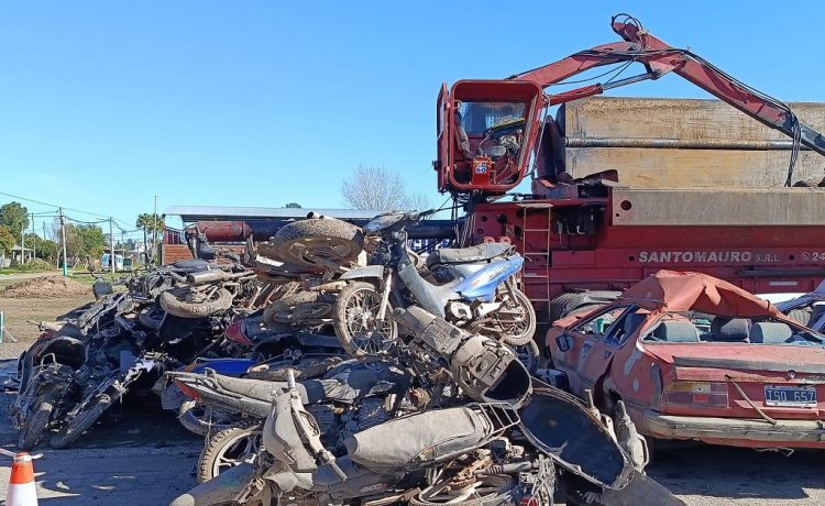 Compactaron autos y motos secuestrados para reducir el impacto ambiental en Pueblo General Belgrano