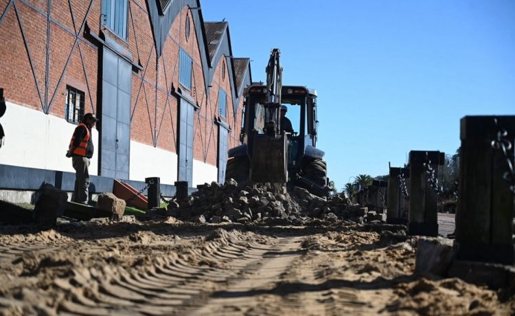 Comenzó la reconstrucción de la calle ubicada entre los Galpones del Puerto y el río