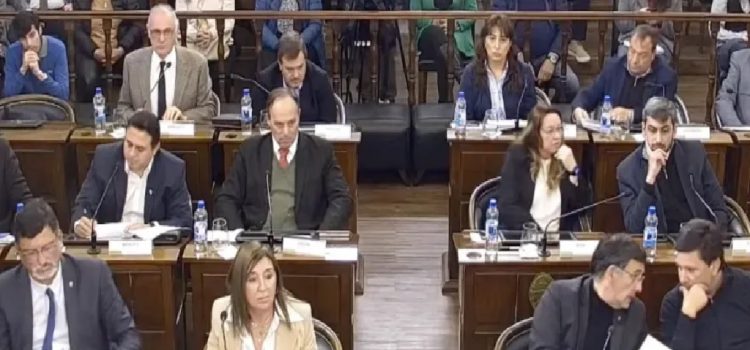 Con votos del PJ, el Senado dio media sanción al proyecto que autoriza al gobierno a tomar deuda en dólares