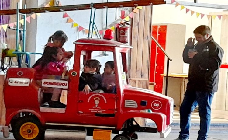 Los Bomberos Voluntarios celebraron el Día del Niño con juegos, música y sorpresas