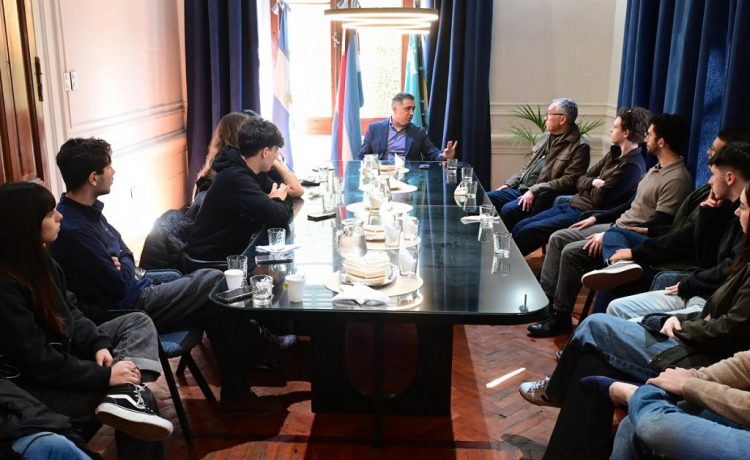Enriquecedor encuentro de Davico con estudiantes de la UCA