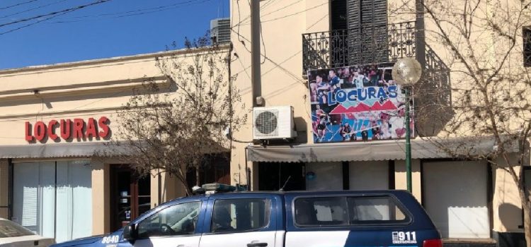 Allanaron a la familia de la asesora del Jefe de gabinete de Milei Guillermo Francos por contrabando y mercadería falsificada. Lo secuestrado superaría los $200 millones