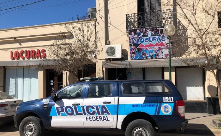 Allanaron a la familia de la asesora del Jefe de gabinete de Milei Guillermo Francos por contrabando y mercadería falsificada. Lo secuestrado superaría los $200 millones