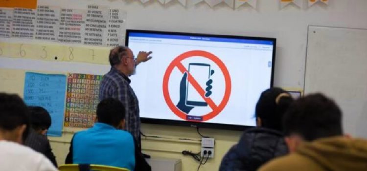Proponen prohibir el uso de celulares en escuelas entrerrianas para "mejorar el aprendizaje"