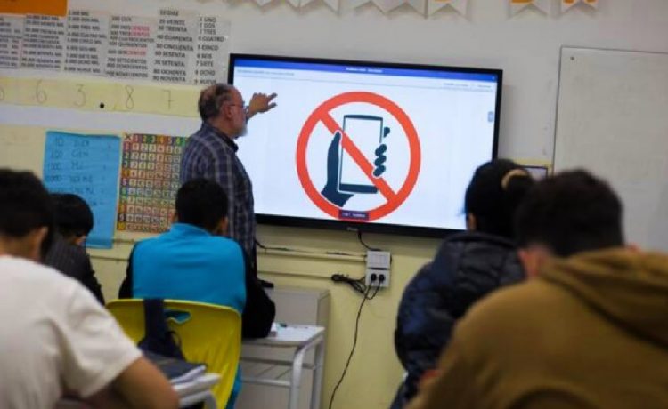 Proponen prohibir el uso de celulares en escuelas entrerrianas para "mejorar el aprendizaje"