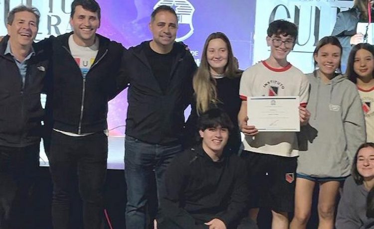 El intendente Davico entregó un subsidio de 9 millones de pesos a los estudiantes carroceros