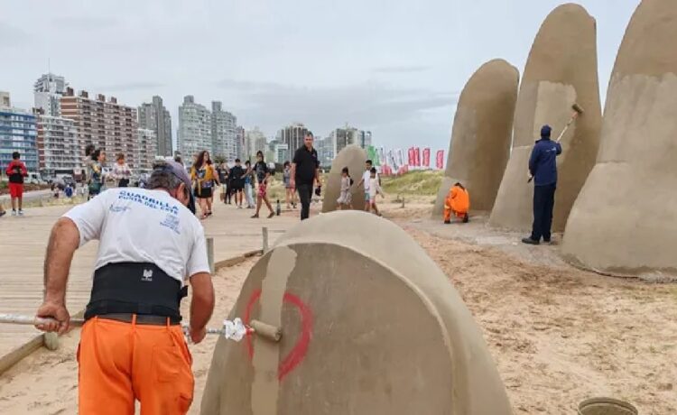 El Monumento La Mano volvió a la normalidad