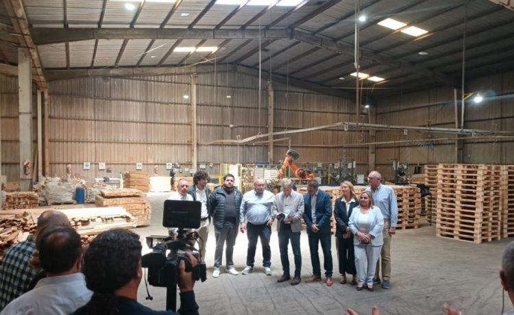 Davico y Frigerio recorrieron Palletizate, una empresa local, modelo en economía circular