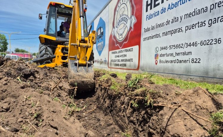 Realizan la conexión de cloaca para el red cloacal para defensores del oeste