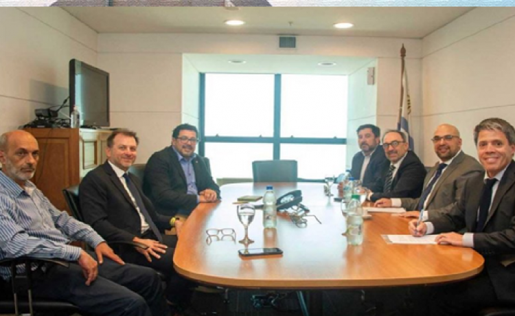 El gobierno uruguayo y la empresa HIF dieron un paso clave: firmaron el memorando para instalar una refinería frente a Colón