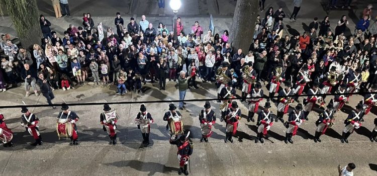 La Banda Militar del Regimiento de Patricios cautivó a los gualeguaychuenses en su llegada a la ciudad