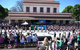 El Corsódromo se vistió de fiesta y color rosa para festejar los 242 años de Gualeguaychú