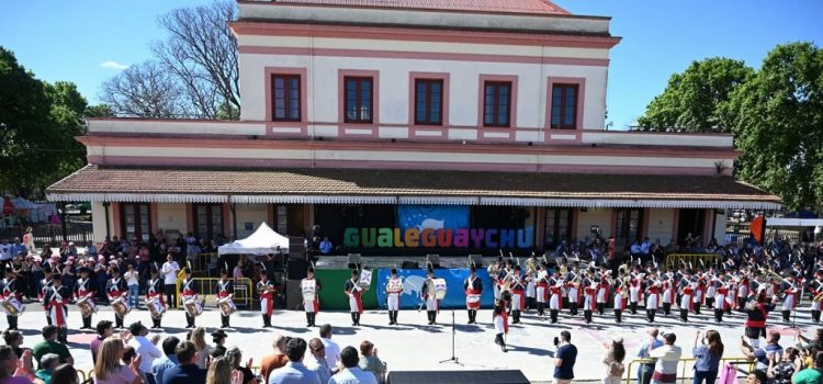 El Corsódromo se vistió de fiesta y color rosa para festejar los 242 años de Gualeguaychú