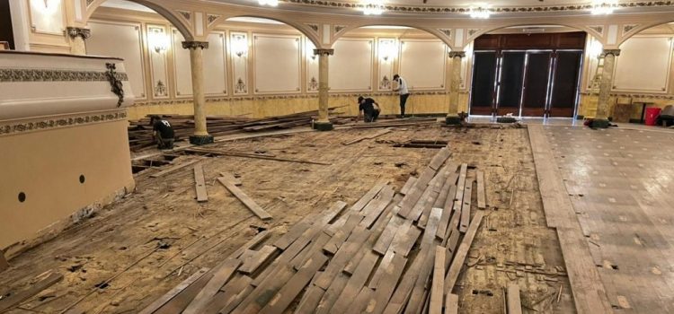 Comenzó la remoción del piso del Teatro Gualeguaychú para reparar toda la estructura