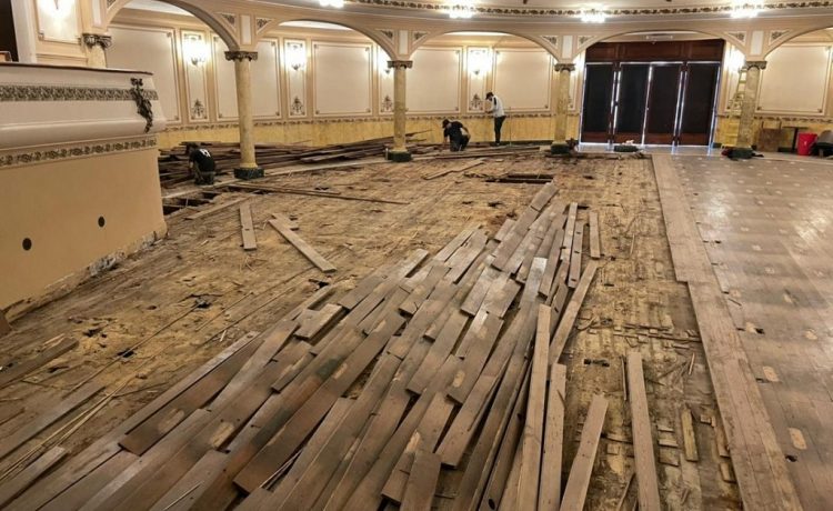 Comenzó la remoción del piso del Teatro Gualeguaychú para reparar toda la estructura