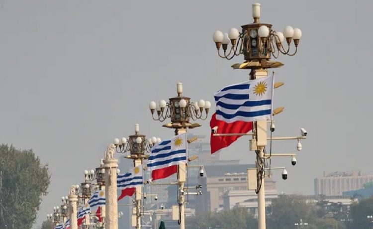 Yamandú Orsi recibe a una delegación china, ¿se relanza el Tratado de Libre Comercio?