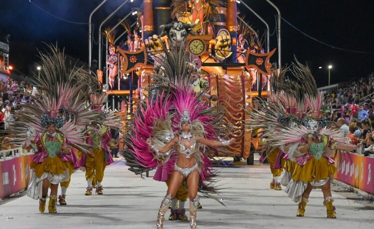 El Carnaval del País se prepara para la quinta noche