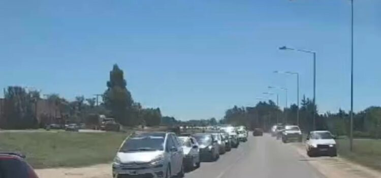Descontrol, calles cortadas y agresiones a vecinos en el cruce de Entre Ríos a Uruguay
