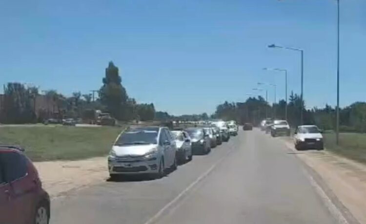 Descontrol, calles cortadas y agresiones a vecinos en el cruce de Entre Ríos a Uruguay