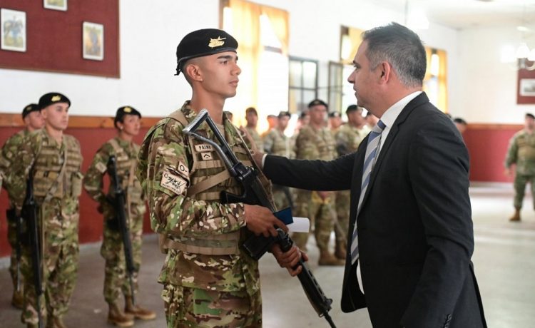 Davico acompañó el egreso de nuevos soldados del Ejército Argentino en Gualeguaychú
