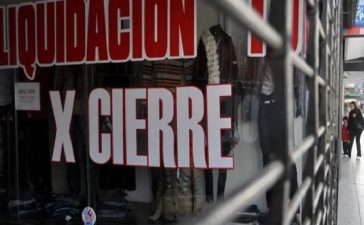 Cierran 30 empresas por día, se acentúan los despidos en la industria y cae el empleo formal