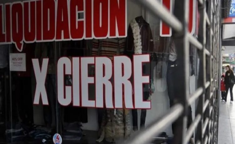 Cierran 30 empresas por día, se acentúan los despidos en la industria y cae el empleo formal