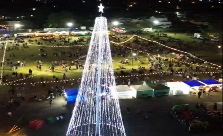 En un clima de fiesta, Pueblo Belgrano encendió el Árbol de Navidad más grande de la provincia