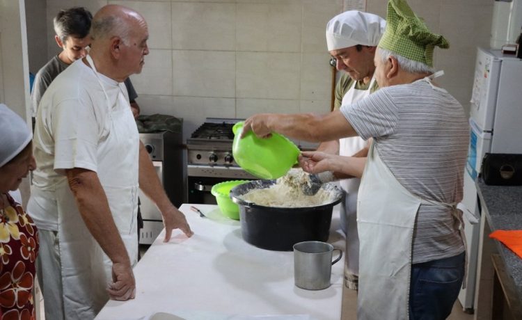 Personas mayores participaron de un taller de elaboración de pan dulce