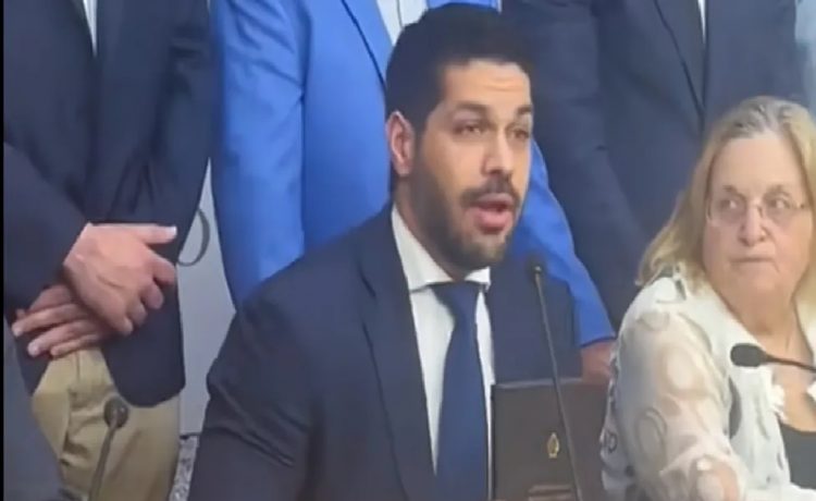 "Ni en Venezuela pasa eso", apuntó Andrés Ojeda sobre el intento de apartarlo de su banca