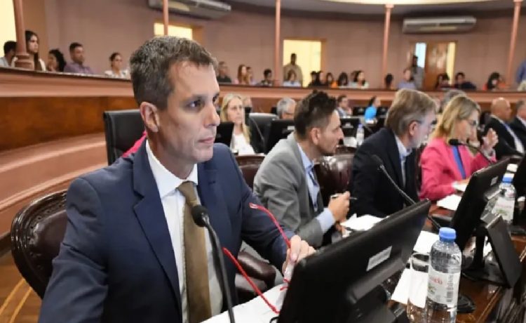Cresto: "No podemos ser rehenes de las marchas y contramarchas del oficialismo"