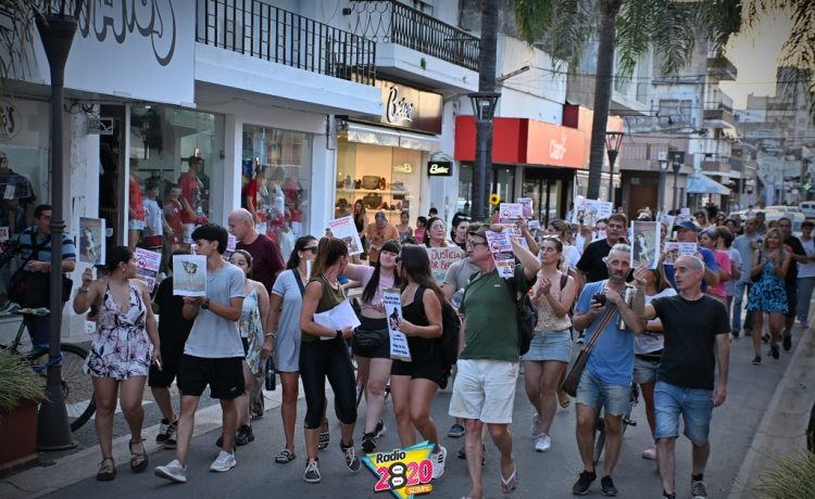 Vecinos marcharon a Tribunales por la muerte de un perro comunitario y pidieron controles contra motociclistas irresponsables