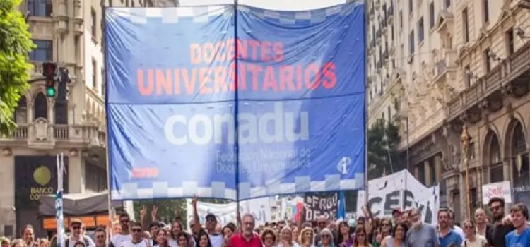 Los docentes denuncian que los salarios universitarios son los más bajos desde el retorno de la democracia