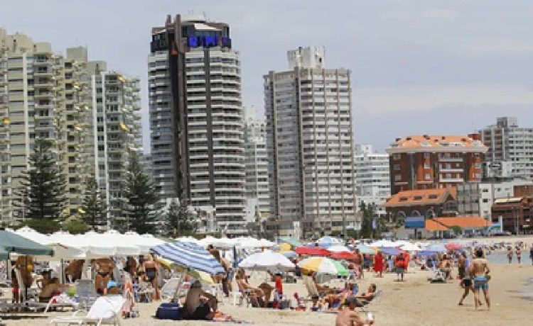 Networking sin corbata: en Punta del Este, los negocios se tejen entre playa, copas y paletas
