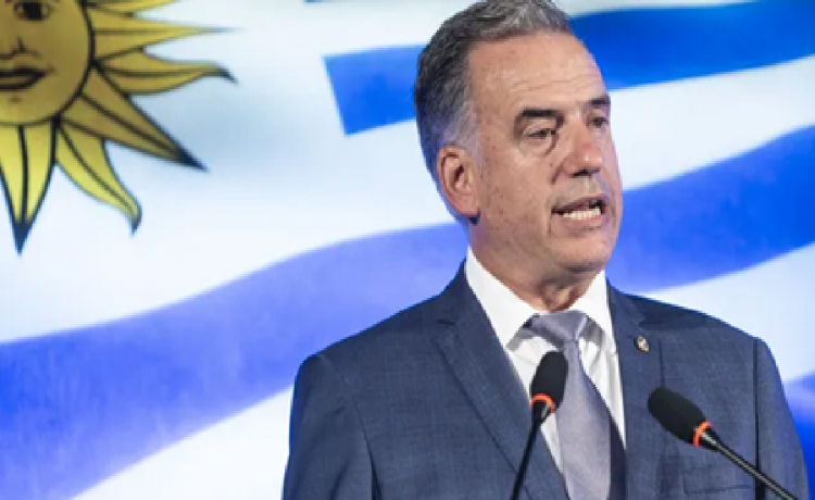 Yamandú Orsi reafirmó la "postura histórica" del país contra cualquier intervención por la fuerza