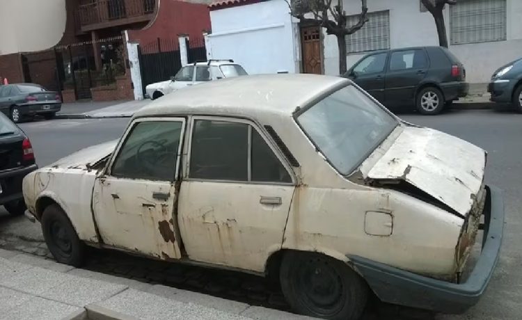 Tránsito continúa con el retiro de vehículos abandonados para liberar el espacio público