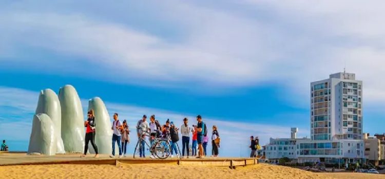 Uruguay se beneficia de una Argentina más cara y la llegada de turistas aumentó un 7,4%