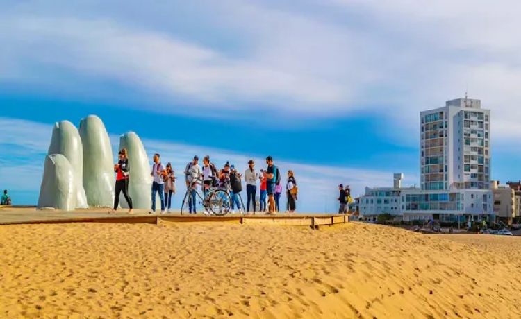 Uruguay se beneficia de una Argentina más cara y la llegada de turistas aumentó un 7,4%