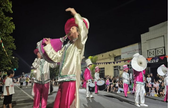 Murgas de Gualeguaychú participaron del desfile inaugural del Carnaval 2026 en Fray Bentos