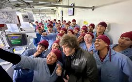 La operación secreta para que los trabajadores festejen su propio ajuste