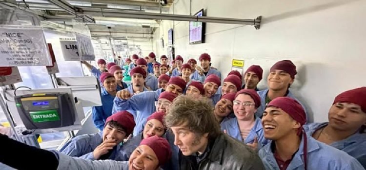 La operación secreta para que los trabajadores festejen su propio ajuste