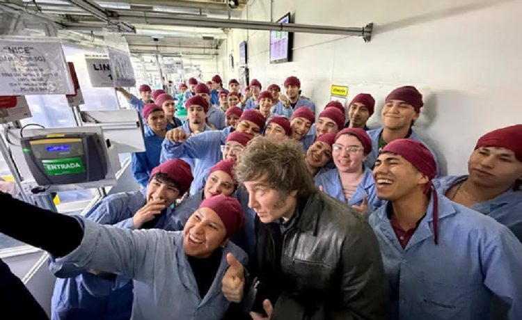 La operación secreta para que los trabajadores festejen su propio ajuste