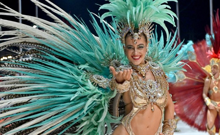 Mary Ann Morrison es la Reina del Carnaval del País, que vivirá su décima noche en el Corsódromo